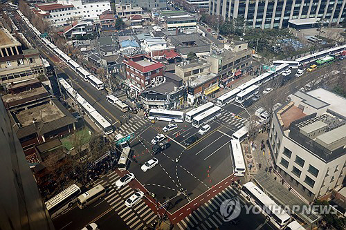 윤석열 대통령 탄핵심판 선고일이 4일로 발표된 1일 서울 종로구 헌법재판소 앞과 안국역 일대에 경찰차벽이 설치돼 있다